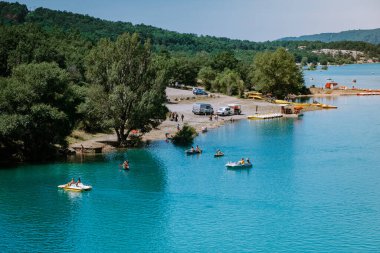 Sainte Croix Gölü, Provence, Fransa 'daki Verdon Gorge kayalıklarına bakın, Moustiers Sainte Marie, Alpes de Haute Provence, bölge Provence Alpes Cote Azur