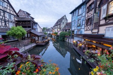 Colmar, Alsace, Fransa. Petite Venice, su kanalı ve geleneksel yarım keresteli evler. Colmar Fransa 'nın Alsace şehrinde hoş bir kasabadır. Renkli romantik şehrin güzel manzarası Colmar, Fransa, Alsace