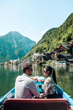 çift Avusturya 'daki Hallstatter Gölü' ndeki Hallstatt köyünü ziyaret etti.