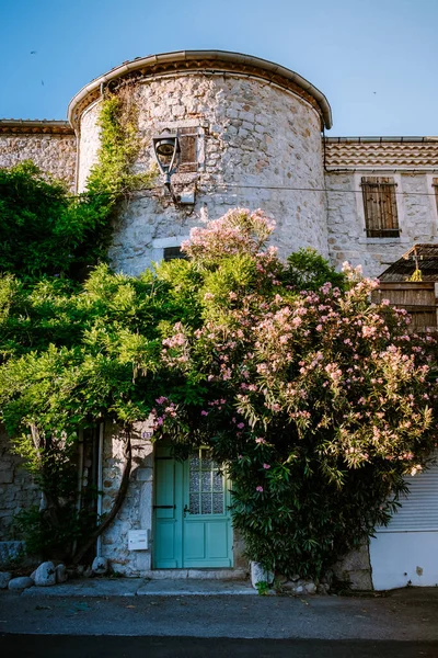 Eski tuğlalı evleri ve Fransa 'daki Ardeche Nehri üzerindeki dar sokaklarıyla ortaçağ Ruoms köyü. — Stok fotoğraf