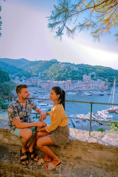 Couple on vacation ligurian coast Italy, Portofino famous village bay, Italy colorful village Ligurian coast — Stock Photo, Image