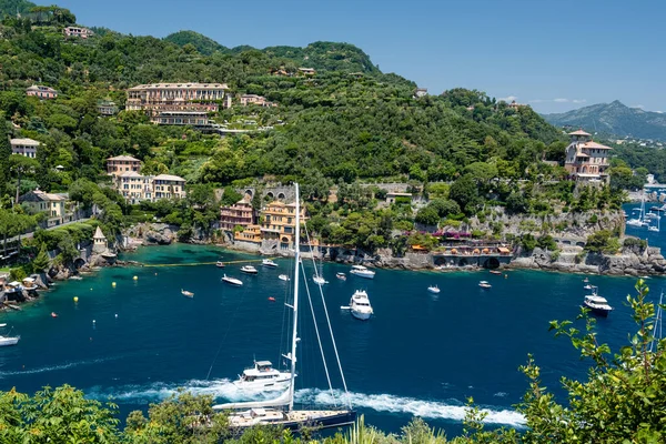 Portofino beroemde baai van het dorp, Italië kleurrijk dorp Ligurische kust — Stockfoto