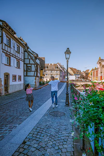 Colmar, Alsace, Fransa gezisindeki çift. Petite Venice, su kanalı ve geleneksel yarım keresteli evler. Colmar Fransa 'nın Alsace şehrinde hoş bir kasabadır. Renkli romantik şehrin güzel manzarası