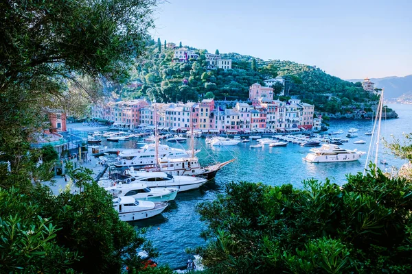 Portofino beroemde baai van het dorp, Italië kleurrijk dorp Ligurische kust — Stockfoto