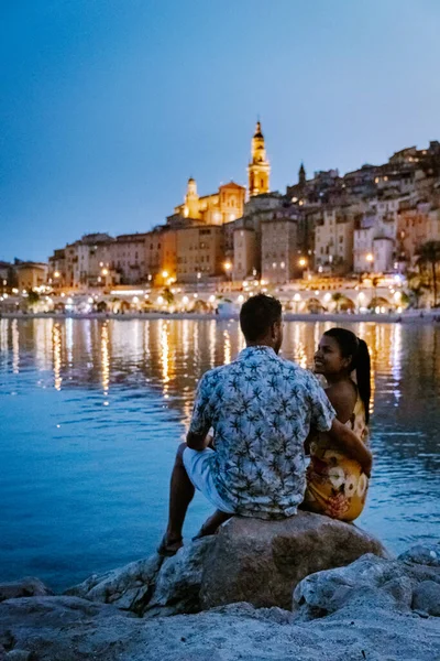 Menton Francia, pareja de hombres y mujeres de vacaciones en la Costa Azul Francia, Vista sobre la parte antigua de Menton, Provenza-Alpes-Costa Azul, Francia — Foto de Stock