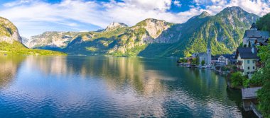 Avusturya Alpleri 'ndeki Hallstatter Gölü' ndeki Hallstatt Köyü