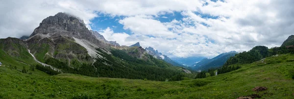 Pale di San Martino da Baita Segantini - Passo Rolle Italia, Coppia visita le Alpi italiane, Veduta del Cimone della Pala, la vetta più conosciuta del Gruppo delle Pale di San Martino nelle Dolomiti, nord — Foto Stock