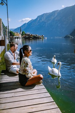 çift Avusturya 'daki Hallstatter Gölü' ndeki Hallstatt köyünü ziyaret etti.