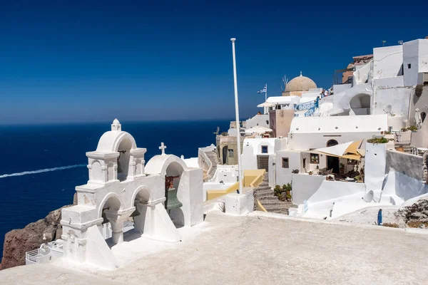 Sonnenuntergang auf der Insel Santorin Griechenland, schönes weiß getünchtes Dorf Oia mit Kirche und Windmühle bei Sonnenuntergang — Stockfoto