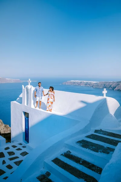 Para mężczyzn i kobiet na wakacjach Santorini, Widok na morze i wulkan z Fira stolicy wyspy Santorini w Grecji — Zdjęcie stockowe