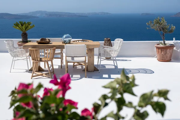 Blick auf die Insel und das weiß getünchte Dorf Santorin, Griechenland — Stockfoto