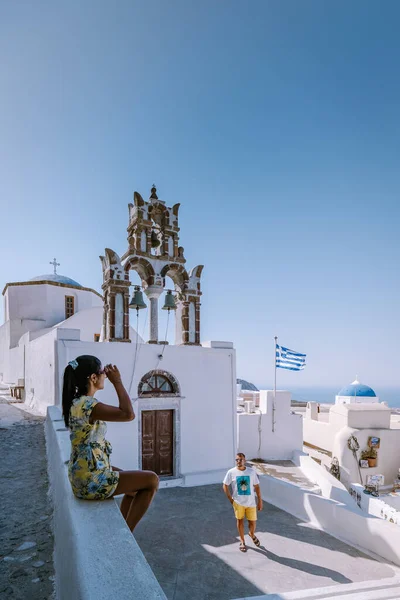 Pyrgos, Santorini, Grécia. Famosa atração de aldeia branca com ruas de paralelepípedos, Ilhas Cíclades Gregas, casal Mar Egeu em férias Santorini Grécia — Fotografia de Stock