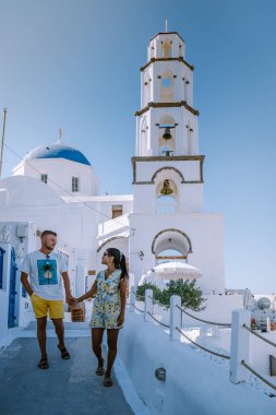 Pyrgos, Santorini, Yunanistan. Beyaz köyün kaldırımlı caddeleri, Yunan Kiklad Adaları, Ege Denizi çifti Santorini Yunanistan 'da tatilde