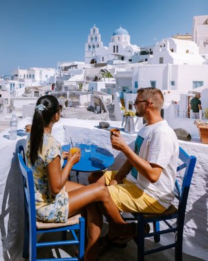 Pyrgos, Santorini, Yunanistan. Beyaz köyün kaldırımlı caddeleri, Yunan Kiklad Adaları, Ege Denizi çifti Santorini Yunanistan 'da tatilde