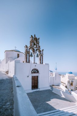 Pyrgos, Santorini, Yunanistan. Beyaz köyün kaldırımlı caddeleri, Yunan Kiklad Adaları, Ege Denizi