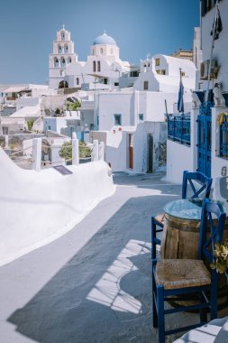 Pyrgos, Santorini, Yunanistan. Beyaz köyün kaldırımlı caddeleri, Yunan Kiklad Adaları, Ege Denizi