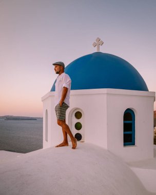 Santorini Yunanistan, Yunanistan 'da tatilde olan adam, Oia Yunanistan adasında lüks tatilde olan gençler