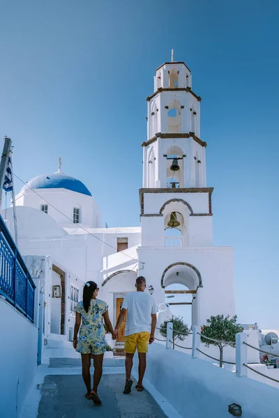 Pyrgos, Santorini, Grecia. Famosa atracción de pueblo blanco con calles empedradas, islas Cícladas griegas, pareja del mar Egeo de vacaciones Santorini Grecia — Foto de Stock