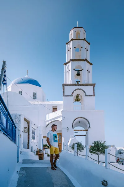 Santorini Grecia, hombre de vacaciones en Grecia, jóvenes en vacaciones de lujo en la isla de Oia Grecia — Foto de Stock