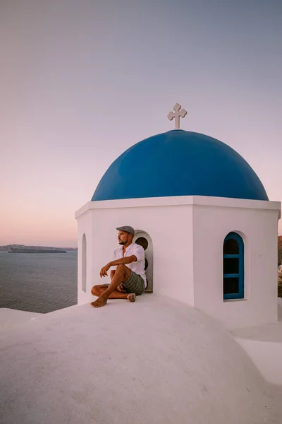 Santorini Grecia, ragazzo in vacanza in Grecia, giovani uomini in vacanza di lusso sull'isola di Oia Grecia — Foto Stock