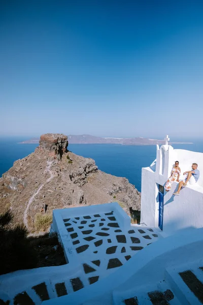 Pareja de hombres y mujeres de vacaciones Santorini, Vista al mar y al volcán desde Fira la capital de la isla de Santorini en Grecia — Foto de Stock