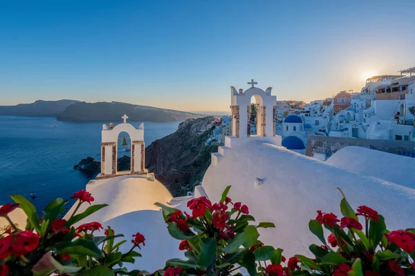 Sonnenuntergang auf der Insel Santorin Griechenland, schönes weiß getünchtes Dorf Oia mit Kirche und Windmühle bei Sonnenuntergang — Stockfoto