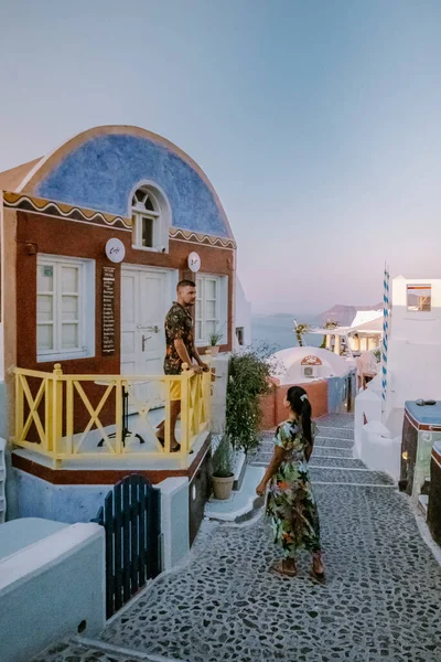 Santorini Grecia Agosto 2020, strade di Oia in una mattina presto con caffè e ristorante — Foto Stock