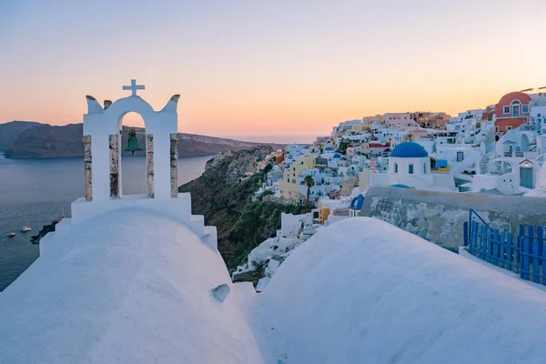 Sonnenuntergang auf der Insel Santorin Griechenland, schönes weiß getünchtes Dorf Oia mit Kirche und Windmühle bei Sonnenuntergang — Stockfoto