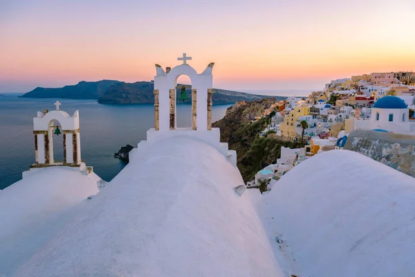 Coucher de soleil sur l'île de Santorin Grèce, beau village blanchi à la chaux Oia avec église et moulin à vent pendant le coucher du soleil — Photo