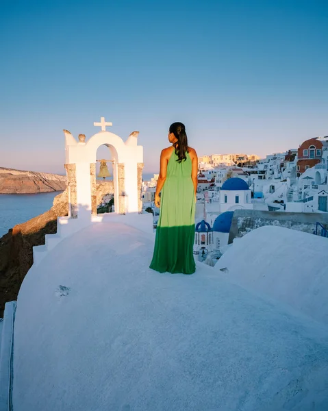 Solnedgång på ön Santorini Grekland, vackra vitkalkade byn Oia med kyrka och väderkvarn under solnedgången Kvinna på lyx semester Grekland — Stockfoto