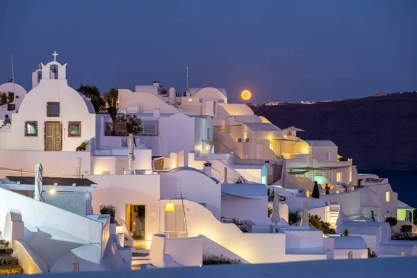 Levata della luna alla sera a Oia Santorini Grecia — Foto Stock