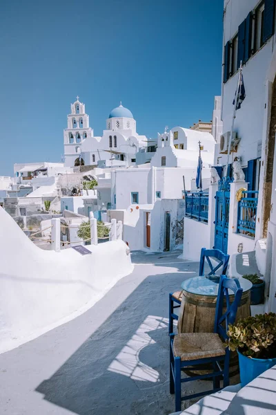 Pyrgos, Santorin, Griechenland. Berühmte Attraktion des weißen Dorfes mit gepflasterten Straßen, griechische Kykladen, Ägäis — Stockfoto