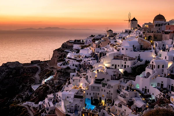 Tramonto all'Isola di Santorini Grecia, bellissimo villaggio imbiancato di bianco Oia con chiesa e mulino a vento durante il tramonto — Foto Stock