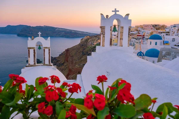 Sonnenuntergang auf der Insel Santorin Griechenland, schönes weiß getünchtes Dorf Oia mit Kirche und Windmühle bei Sonnenuntergang — Stockfoto