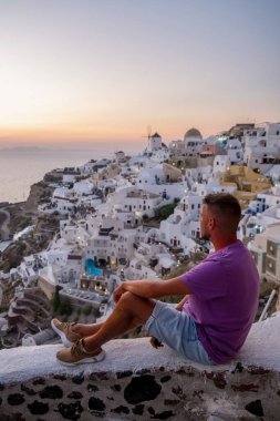 Santorini Yunanistan, Yunanistan 'da tatilde olan adam, Oia Yunanistan adasında lüks tatilde olan gençler