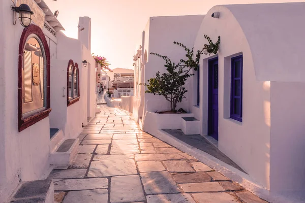 Pôr do sol na ilha de Santorini Grécia, bela aldeia caiada de branco Oia com igreja e moinho de vento durante o pôr do sol — Fotografia de Stock