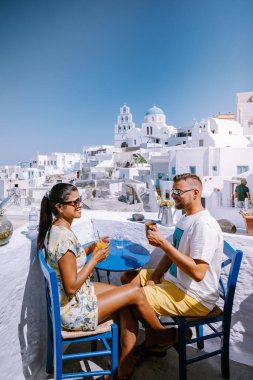 Pyrgos, Santorini, Yunanistan. Beyaz köyün kaldırımlı caddeleri, Yunan Kiklad Adaları, Ege Denizi çifti Santorini Yunanistan 'da tatilde
