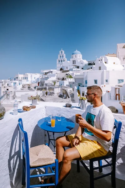 Санторіні Греція, хлопець у відпустці в Греції, молоді чоловіки на розкішному святі на острові Оя. — стокове фото