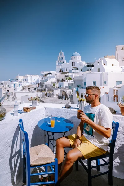 Santorini Yunanistan, Yunanistan 'da tatilde olan adam, Oia Yunanistan adasında lüks tatilde olan gençler — Stok fotoğraf