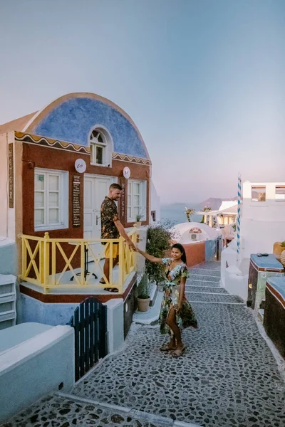 2020年8月，希腊圣托里尼，一个清早有咖啡馆和餐馆的Oia街道 — 图库照片