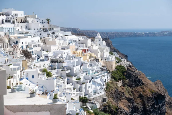 Chiesa bianca a Fira Santorini, Veduta panoramica delle montagne, del mare e della natura dalla città di Fira, isola di Santorini Grecia. Veduta della caldera e delle navi nella baia — Foto Stock