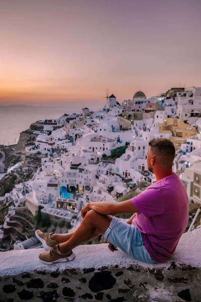 Santorini Griechenland, Kerl im Urlaub in Griechenland, junge Männer im Luxusurlaub auf der Insel Oia Griechenland — Stockfoto