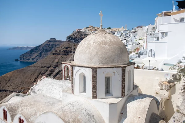 Weiße Kirche in Fira Santorini, Blick auf Berge, Meer und Natur von Fira Stadt, Santorini Insel Griechenland. Blick auf die Caldera und Schiffe in der Bucht — Stockfoto