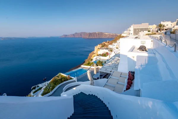 Zonsondergang op het eiland Santorini Griekenland, prachtig witgekalkt dorp Oia met kerk en windmolen tijdens zonsondergang — Stockfoto