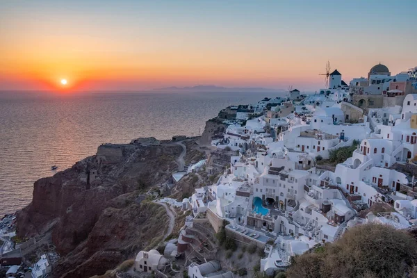 그리스 산토리니 섬에 있는 석양, 아름다운 흰 칠을 한 마을오이아, 해 가질 때 교회와 풍차와 함께 — 스톡 사진
