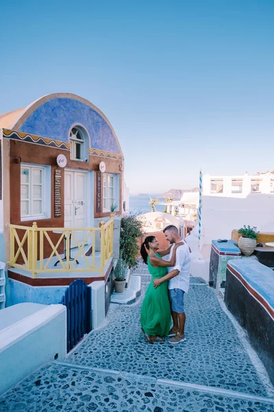 Santorini Grécia agosto 2020, ruas de Oia em uma manhã cedo com café e restaurante — Fotografia de Stock