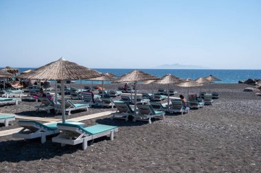 Yunanistan 'ın Santorini adasındaki Kamari kasabasındaki plaj