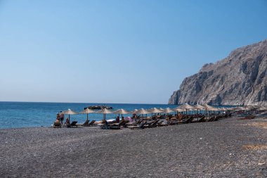 Yunanistan 'ın Santorini adasındaki Kamari kasabasındaki plaj