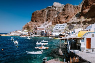 Santorini Yunanistan Ağustos 2020, Oia Santorini limanı bir yaz günü