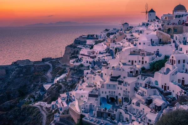 Tramonto all'Isola di Santorini Grecia, bellissimo villaggio imbiancato di bianco Oia con chiesa e mulino a vento durante il tramonto — Foto Stock